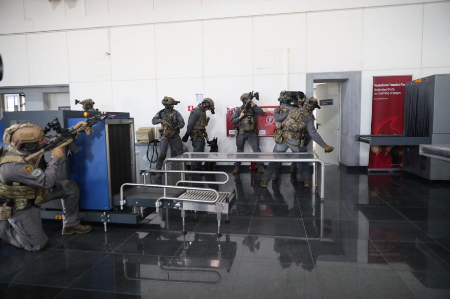 Εντυπωσιακή άσκηση στο λιμάνι του Πειραιά: Ειδικές δυνάμεις εξουδετέρωσαν «τρομοκράτη» που είχε βάλει βόμβα - Δείτε βίντεο, φωτογραφίες