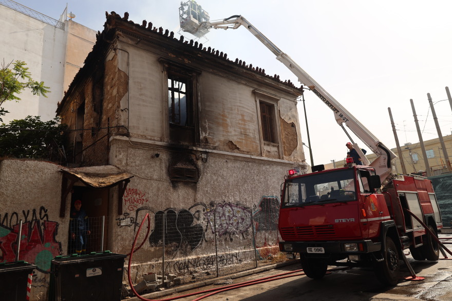 Φωτιά σε εγκαταλελειμμένο κτίριο στη Λιοσίων - Προσωρινή διακοπή της κυκλοφορίας