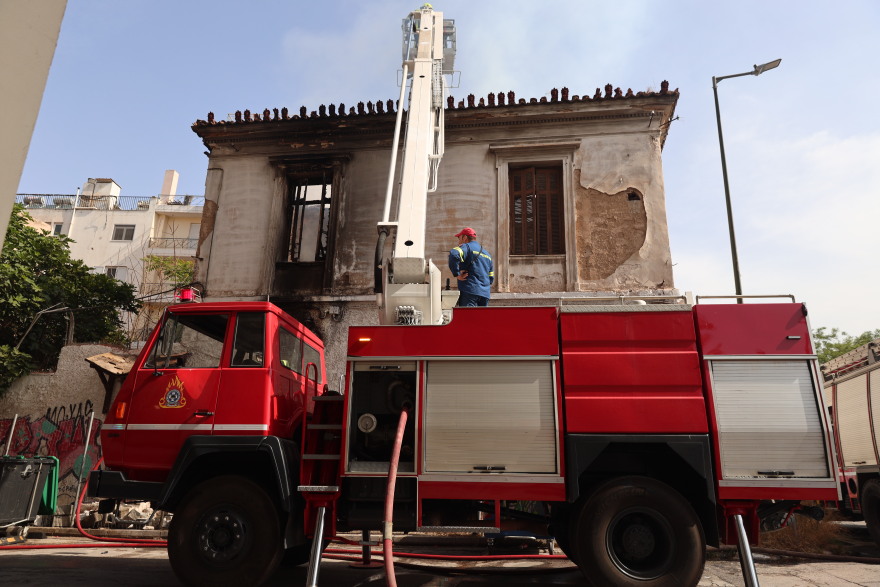 Φωτιά σε εγκαταλελειμμένο κτίριο στη Λιοσίων - Προσωρινή διακοπή της κυκλοφορίας