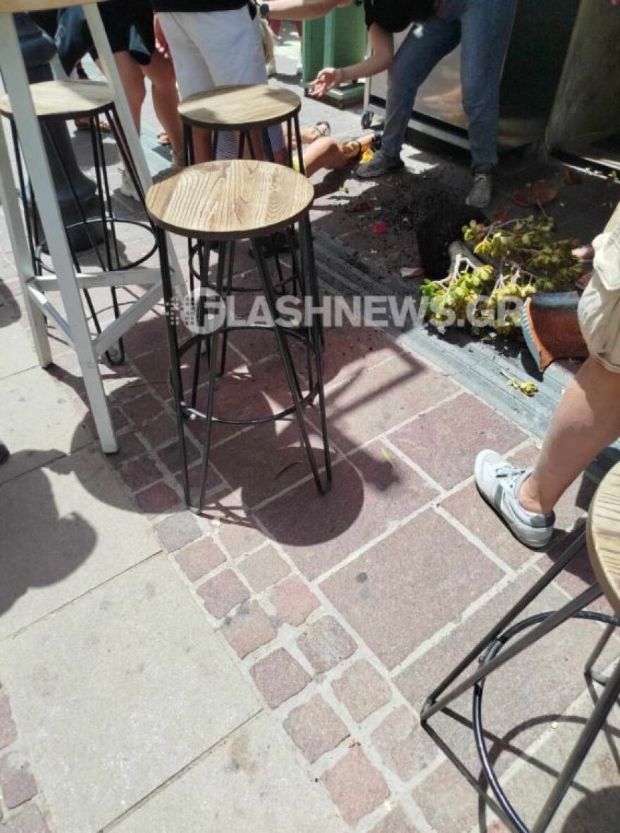 Πήλινη γλάστρα έπεσε πάνω σε τουρίστρια στα Χανιά, διακομίστηκε στο νοσοκομείο – Δείτε φωτογραφίες