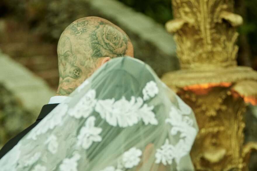 Η Κόρτνεϊ Καρντάσιαν και ο Τράβις Μπάρκερ γιορτάζουν την τρίτη τους επέτειο - Οι αδημοσίευτες φωτογραφίες από τον γάμο τους