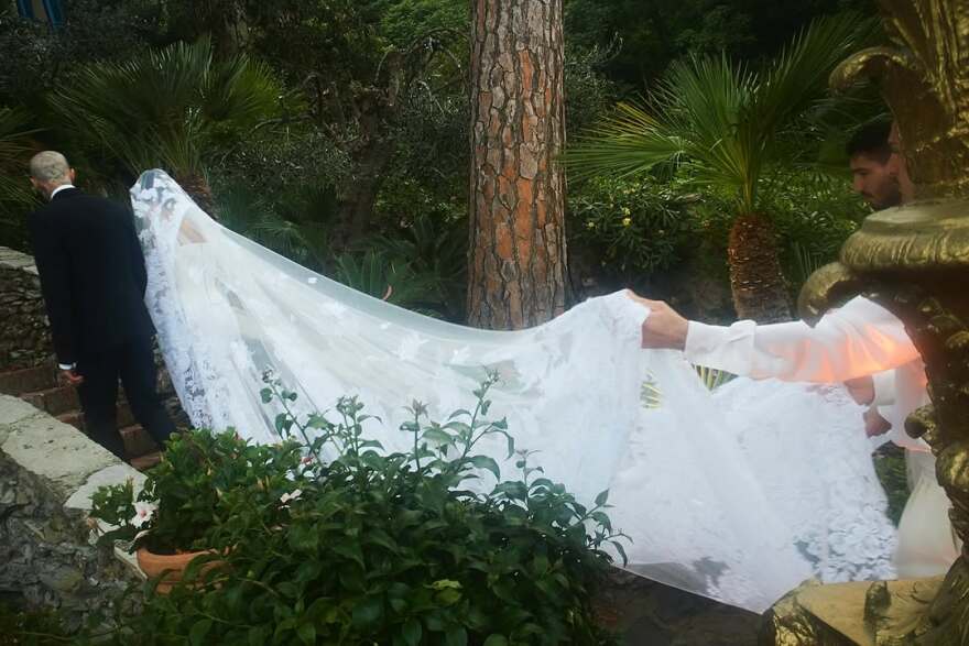 Η Κόρτνεϊ Καρντάσιαν και ο Τράβις Μπάρκερ γιορτάζουν την τρίτη τους επέτειο - Οι αδημοσίευτες φωτογραφίες από τον γάμο τους