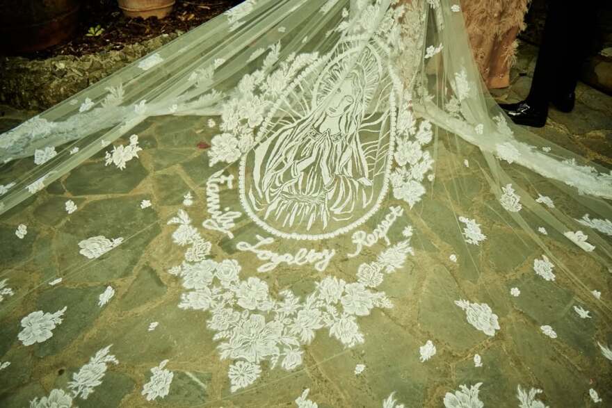 Η Κόρτνεϊ Καρντάσιαν και ο Τράβις Μπάρκερ γιορτάζουν την τρίτη τους επέτειο - Οι αδημοσίευτες φωτογραφίες από τον γάμο τους