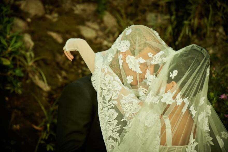 Η Κόρτνεϊ Καρντάσιαν και ο Τράβις Μπάρκερ γιορτάζουν την τρίτη τους επέτειο - Οι αδημοσίευτες φωτογραφίες από τον γάμο τους