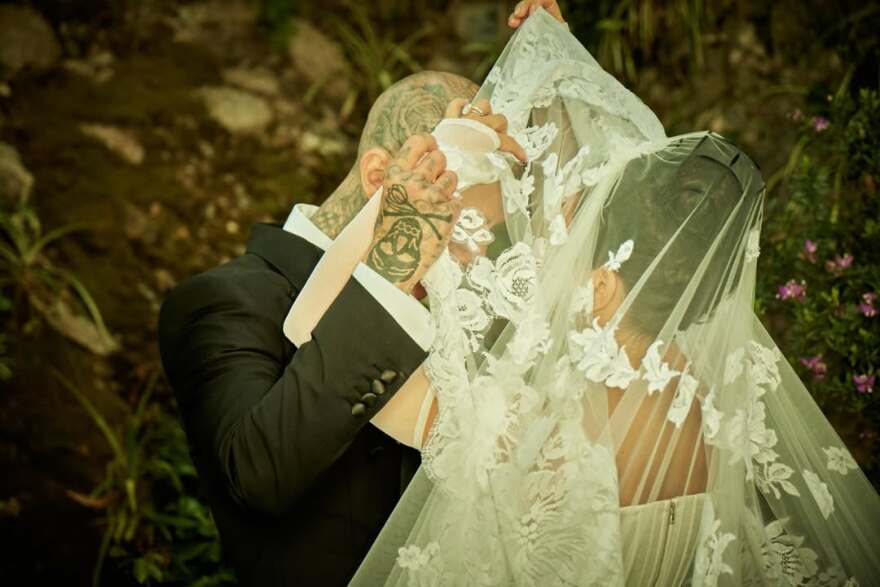 Η Κόρτνεϊ Καρντάσιαν και ο Τράβις Μπάρκερ γιορτάζουν την τρίτη τους επέτειο - Οι αδημοσίευτες φωτογραφίες από τον γάμο τους