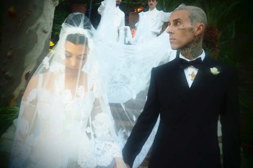 Η Κόρτνεϊ Καρντάσιαν και ο Τράβις Μπάρκερ γιορτάζουν την τρίτη τους επέτειο - Οι αδημοσίευτες φωτογραφίες από τον γάμο τους