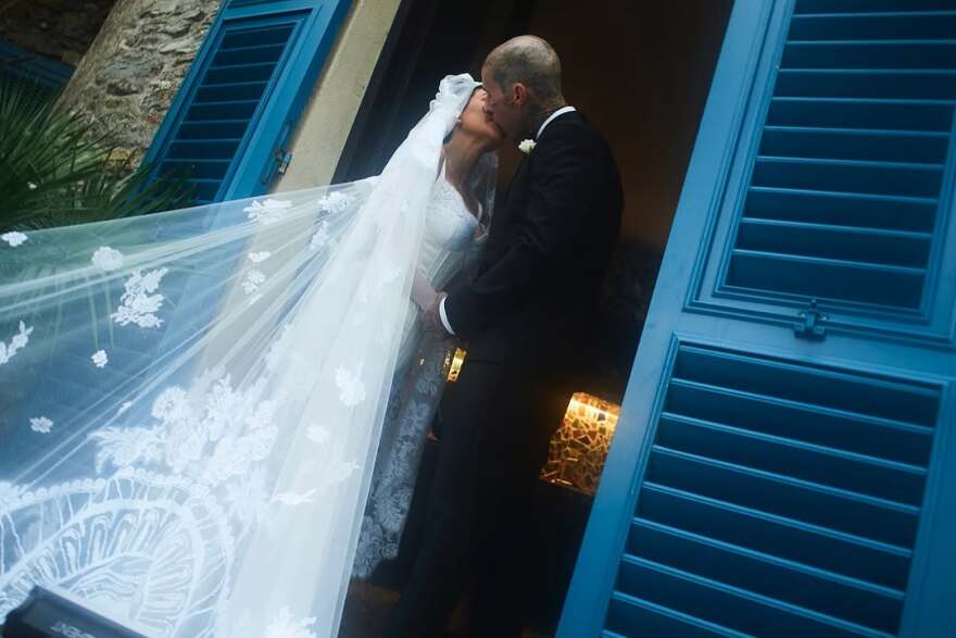 Η Κόρτνεϊ Καρντάσιαν και ο Τράβις Μπάρκερ γιορτάζουν την τρίτη τους επέτειο - Οι αδημοσίευτες φωτογραφίες από τον γάμο τους