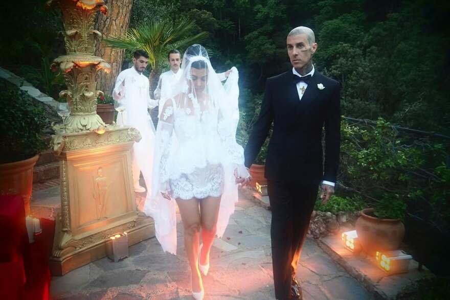 Η Κόρτνεϊ Καρντάσιαν και ο Τράβις Μπάρκερ γιορτάζουν την τρίτη τους επέτειο - Οι αδημοσίευτες φωτογραφίες από τον γάμο τους