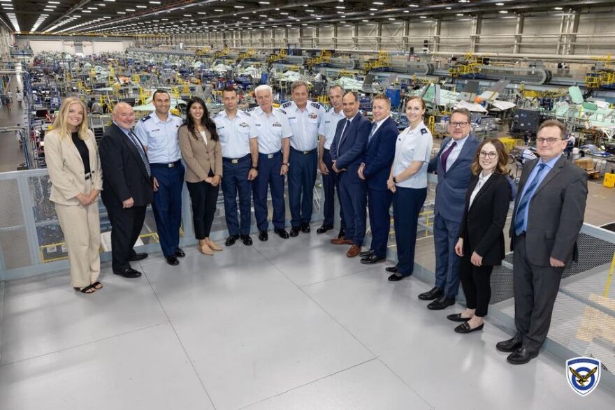 Στις ΗΠΑ ο αρχηγός ΓΕΑ: Ξεναγήθηκε στα slots παραγωγής των ελληνικών F-35