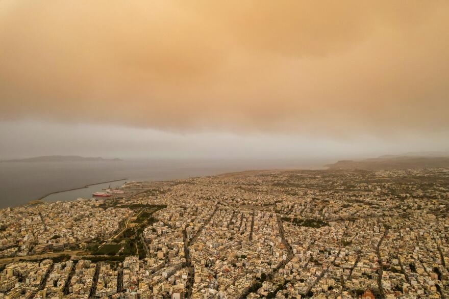 Praful african a „sufocat” Creta: Cer portocaliu și atmosferă sufocantă în Heraklion și Chania - Vezi fotografii