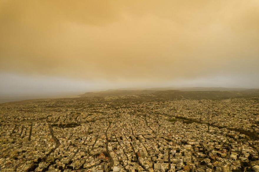 Praful african a „sufocat” Creta: Cer portocaliu și atmosferă sufocantă în Heraklion și Chania - Vezi fotografii