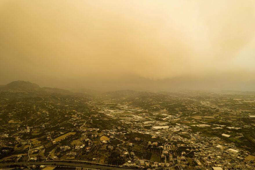 Αφρικανική σκόνη «έπνιξε» την Κρήτη: Πορτοκαλί ουρανός και αποπνικτική ατμόσφαιρα σε Ηράκλειο και Χανιά - Δείτε φωτογραφίες