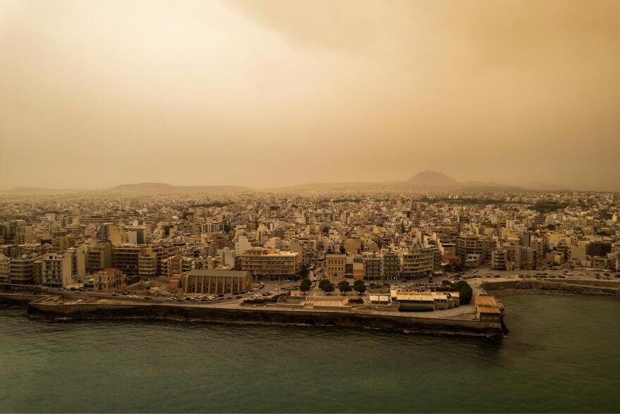 Praful african a „sufocat” Creta: Cer portocaliu și atmosferă sufocantă în Heraklion și Chania - Vezi fotografii