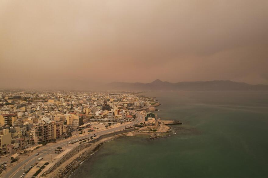 Praful african a „sufocat” Creta: Cer portocaliu și atmosferă sufocantă în Heraklion și Chania - Vezi fotografii