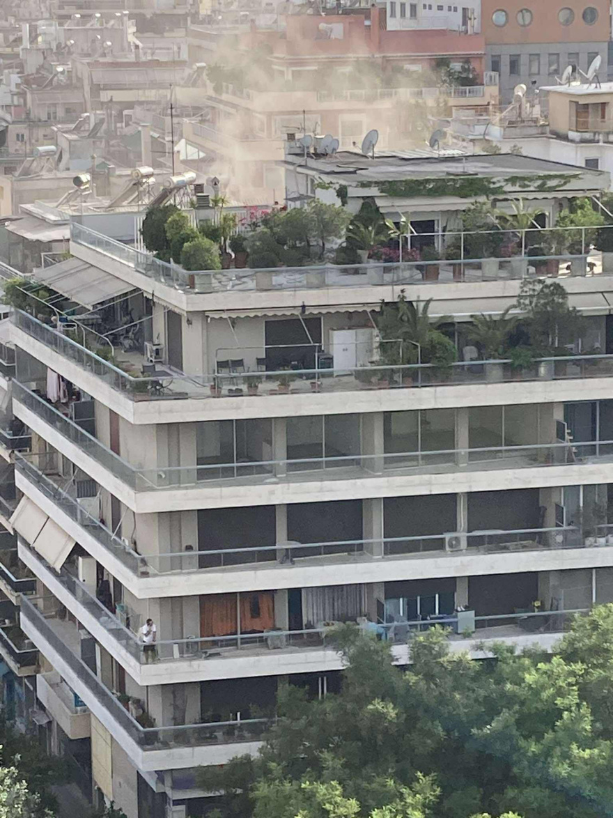 Κατασβέστηκε η φωτιά που ξέσπασε σε διαμέρισμα στη Λουίζης Ριανκούρ - Δείτε φωτογραφίες