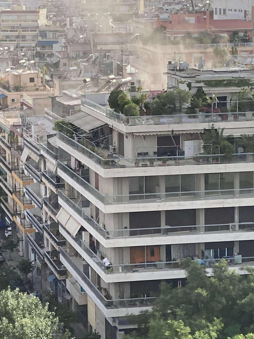 Κατασβέστηκε η φωτιά που ξέσπασε σε διαμέρισμα στη Λουίζης Ριανκούρ - Δείτε φωτογραφίες