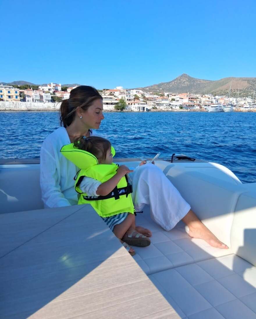 Μαρία Μενούνος: Στην Ελλάδα η παρουσιάστρια - Η βόλτα με το σκάφος μαζί με την κόρη της