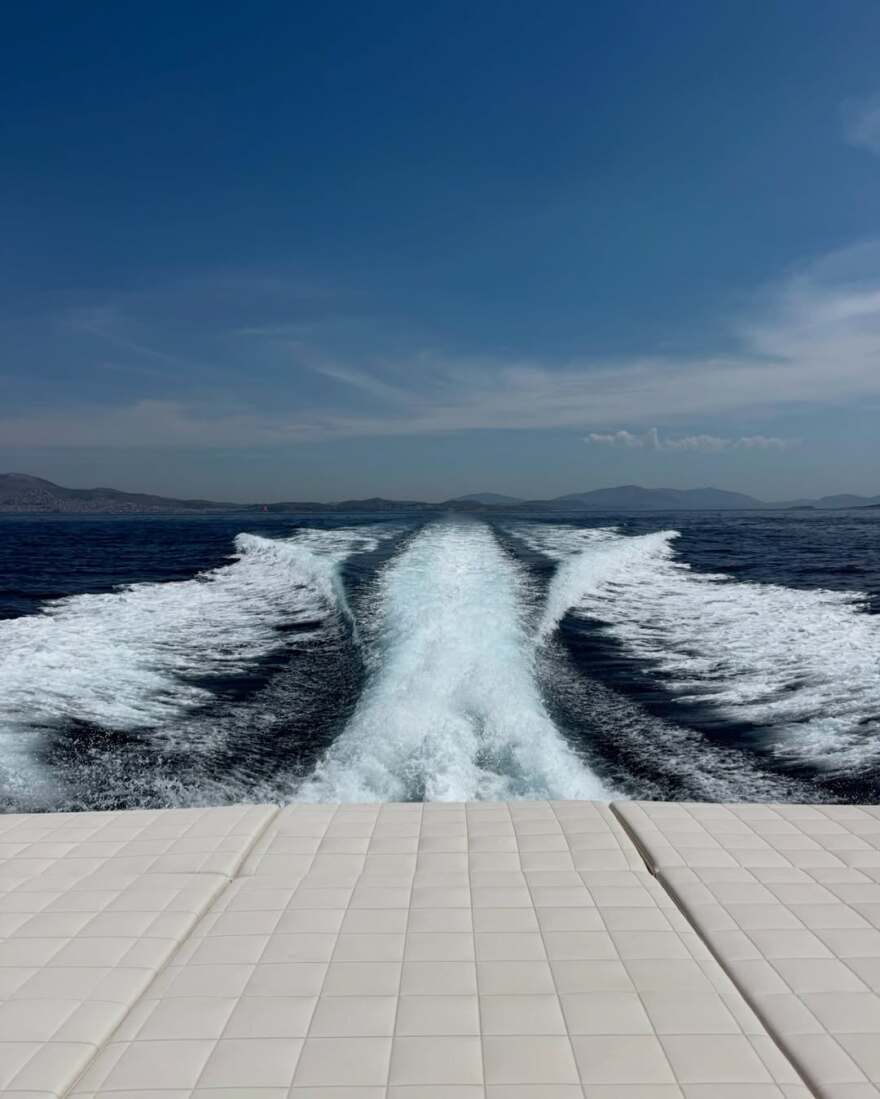 Μαρία Μενούνος: Στην Ελλάδα η παρουσιάστρια - Η βόλτα με το σκάφος μαζί με την κόρη της