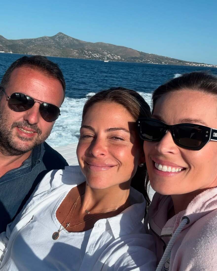 Μαρία Μενούνος: Στην Ελλάδα η παρουσιάστρια - Η βόλτα με το σκάφος μαζί με την κόρη της