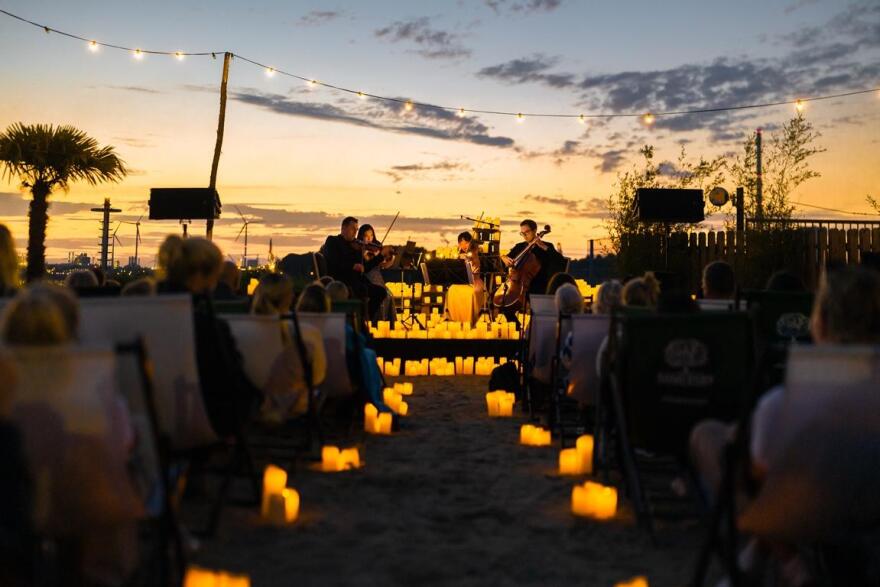 Candlelight: Το φωτεινό μουσικό φαινόμενο που κατακτά τον κόσμο