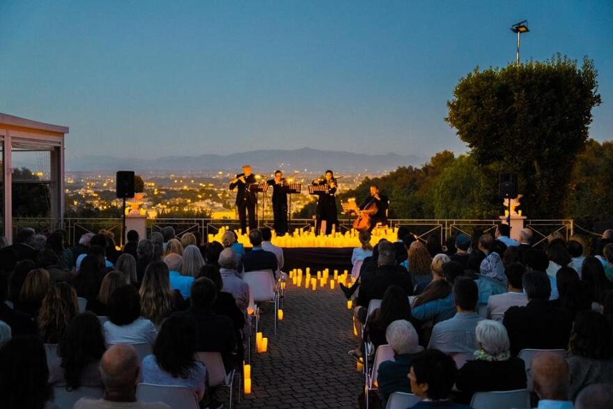 Candlelight: Το φωτεινό μουσικό φαινόμενο που κατακτά τον κόσμο