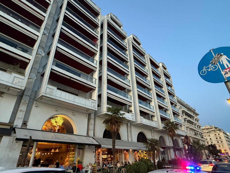 Θεσσαλονίκη: Άνδρας απειλούσε να πέσει από τον πέμπτο όροφο διαμερίσματος στην Λεωφόρο Νίκης