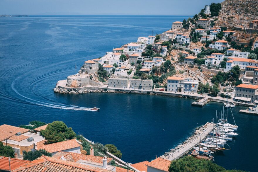 Ο «Κρητικός» στραπατσάρει την Ύδρα και τις Σπέτσες - Ανοίγει καταστήματα ανάμεσα σε ιστορικά κτίρια
