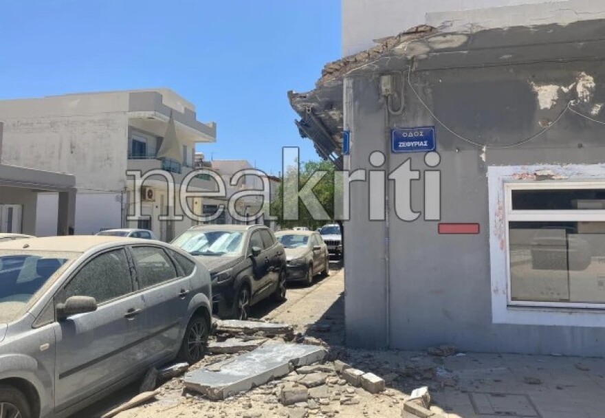 Κατέρρευσε τμήμα ταράτσας από κτίριο στο Ηράκλειο - Ζημιές σε ΙΧ, δείτε φωτογραφίες