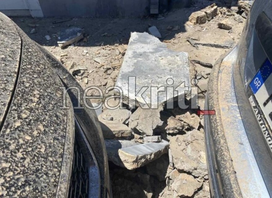 Κατέρρευσε τμήμα ταράτσας από κτίριο στο Ηράκλειο - Ζημιές σε ΙΧ, δείτε φωτογραφίες