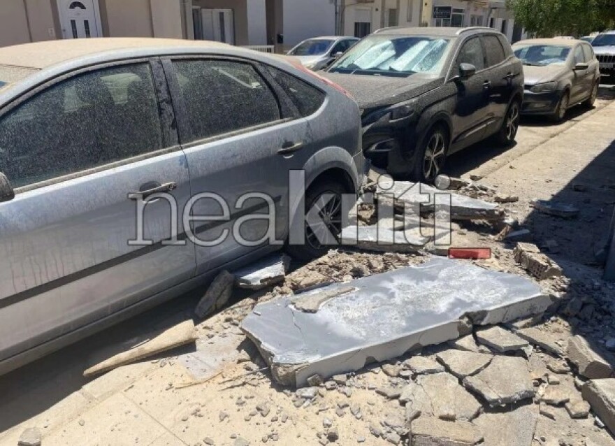 Κατέρρευσε τμήμα ταράτσας από κτίριο στο Ηράκλειο - Ζημιές σε ΙΧ, δείτε φωτογραφίες