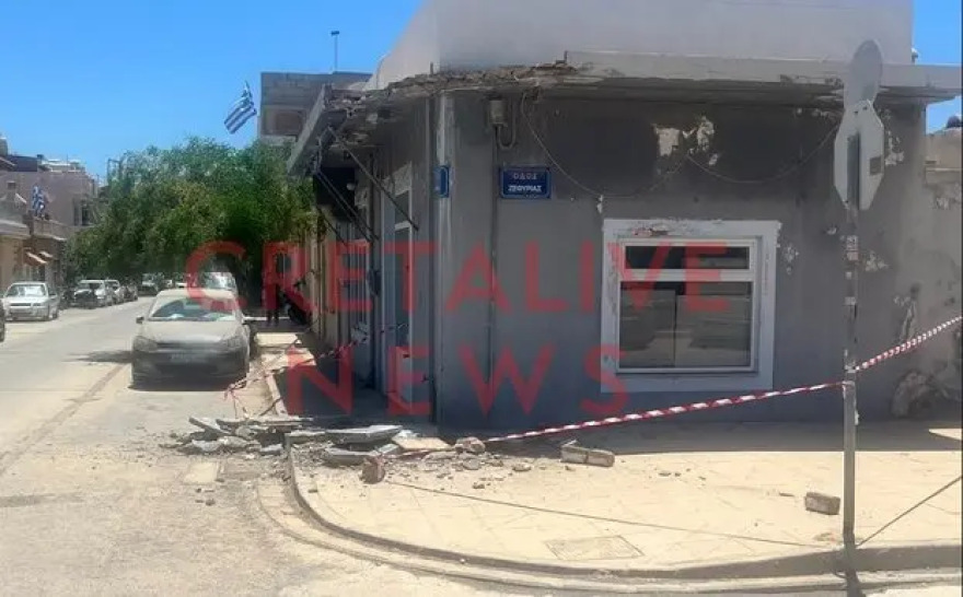 Κατέρρευσε τμήμα ταράτσας από κτίριο στο Ηράκλειο - Ζημιές σε ΙΧ, δείτε φωτογραφίες