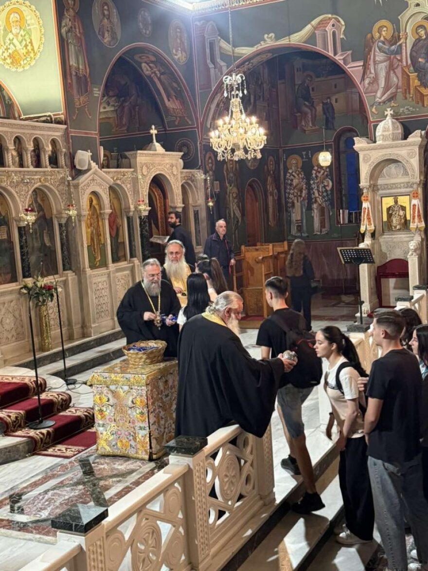 Δεκάδες μαθητές πήραν ευλογημένα στιλό στα Τρίκαλα, συμμετείχαν σε εκκλησιαστική παράκληση - Δείτε φωτογραφίες