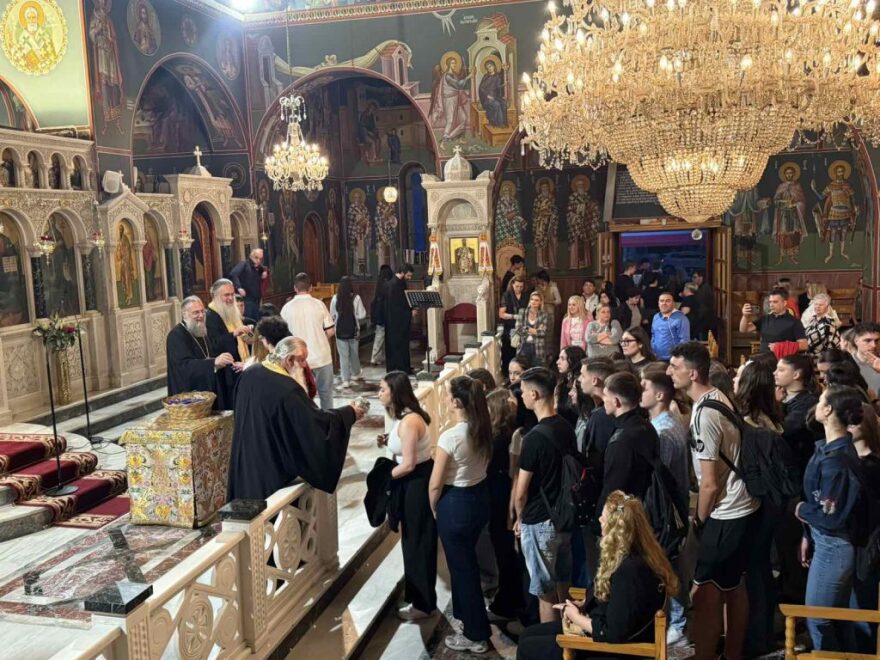 Δεκάδες μαθητές πήραν ευλογημένα στιλό στα Τρίκαλα, συμμετείχαν σε εκκλησιαστική παράκληση - Δείτε φωτογραφίες