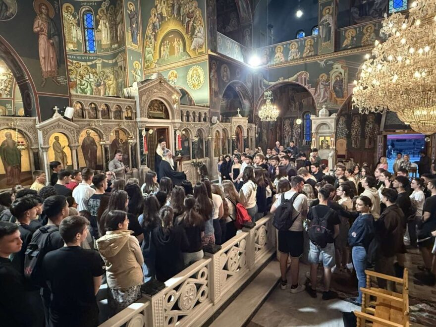 Δεκάδες μαθητές πήραν ευλογημένα στιλό στα Τρίκαλα, συμμετείχαν σε εκκλησιαστική παράκληση - Δείτε φωτογραφίες