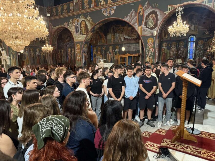 Δεκάδες μαθητές πήραν ευλογημένα στιλό στα Τρίκαλα, συμμετείχαν σε εκκλησιαστική παράκληση - Δείτε φωτογραφίες
