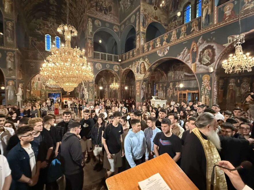 Δεκάδες μαθητές πήραν ευλογημένα στιλό στα Τρίκαλα, συμμετείχαν σε εκκλησιαστική παράκληση - Δείτε φωτογραφίες