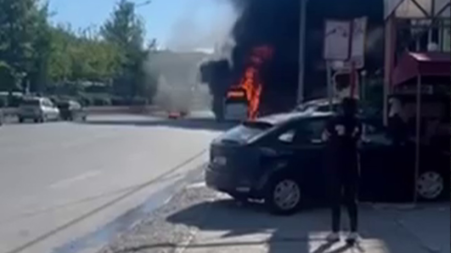 Φωτιά τώρα σε πούλμαν στη λεωφόρο Αθηνών – Αποκαταστάθηκε η κυκλοφορία στο σημείο, δείτε βίντεο
