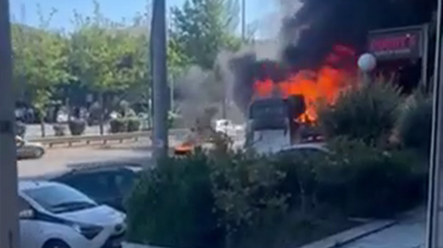 Φωτιά τώρα σε πούλμαν στη λεωφόρο Αθηνών – Αποκαταστάθηκε η κυκλοφορία στο σημείο, δείτε βίντεο
