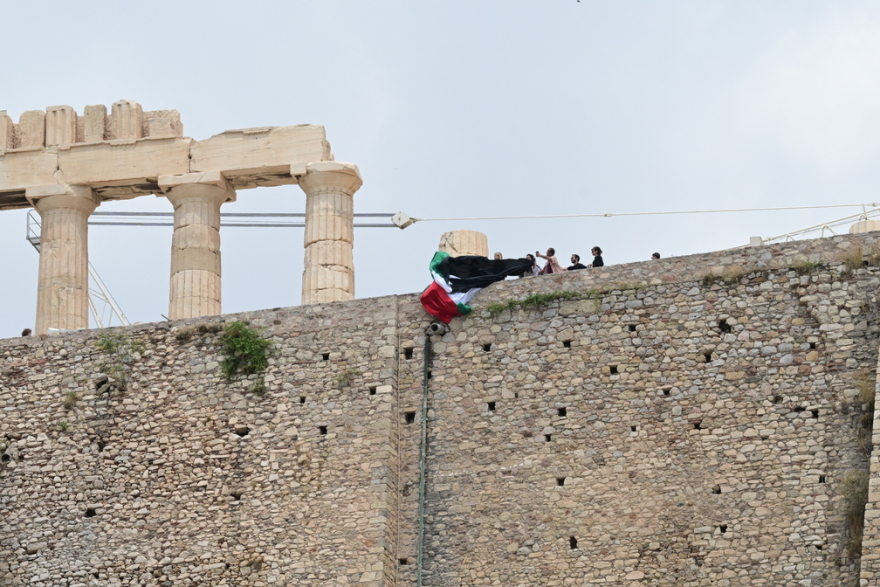 Ακρόπολη: 15 προσαγωγές μελών της Νέας Αριστεράς που ύψωσαν την σημαία της Παλαιστίνης - Δείτε εικόνες