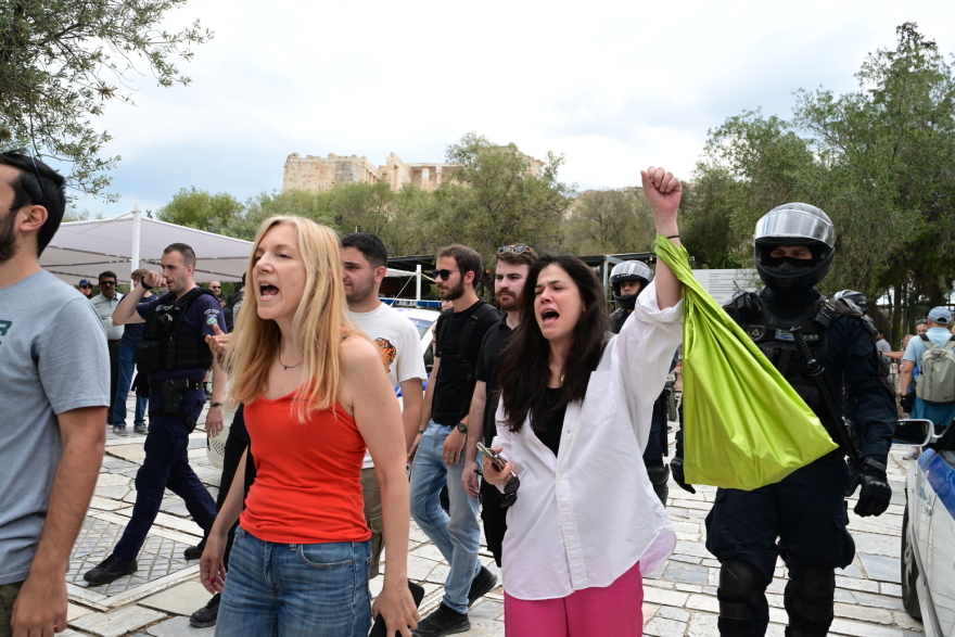 Ακρόπολη: 15 προσαγωγές μελών της Νέας Αριστεράς που ύψωσαν την σημαία της Παλαιστίνης - Δείτε εικόνες