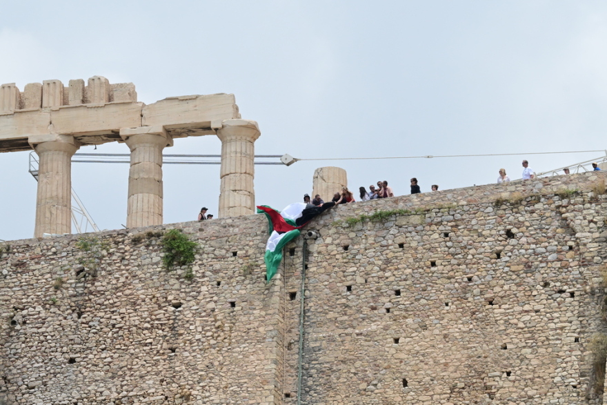 Ακρόπολη: 15 προσαγωγές μελών της Νέας Αριστεράς που ύψωσαν την σημαία της Παλαιστίνης - Δείτε εικόνες
