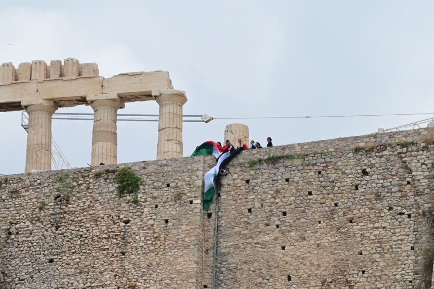 Ακρόπολη: 15 προσαγωγές μελών της Νέας Αριστεράς που ύψωσαν την σημαία της Παλαιστίνης - Δείτε εικόνες