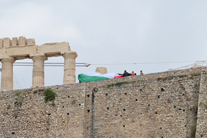 Ακρόπολη: 15 προσαγωγές μελών της Νέας Αριστεράς που ύψωσαν την σημαία της Παλαιστίνης - Δείτε εικόνες