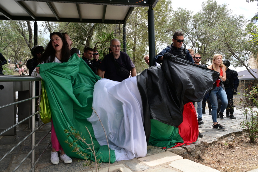 Ακρόπολη: 15 προσαγωγές μελών της Νέας Αριστεράς που ύψωσαν την σημαία της Παλαιστίνης - Δείτε εικόνες
