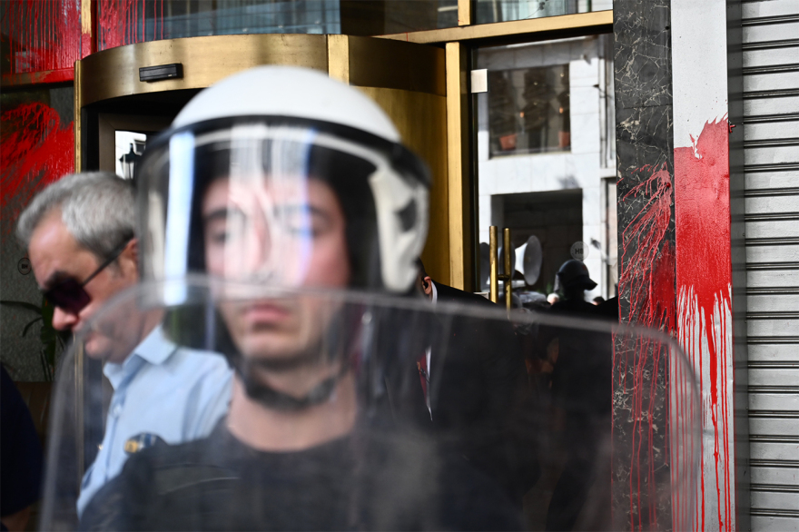 Πέταξαν μπογιές σε ξενοδοχείο που φιλοξενούσε συνέδριο για την ενίσχυση οικονομικής συνεργασίας Ελλάδας-Ισραήλ