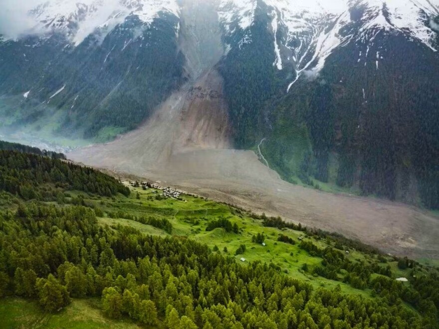 Τεράστια κατολίσθηση σε παγετώνα στις Άλπεις – Δείτε βίντεο
