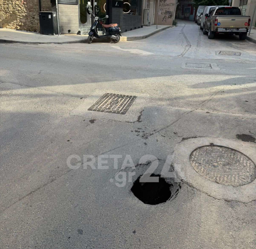 Άνοιξε τρύπα στη μέση του δρόμου στο κέντρο του Ηρακλείου - Δείτε φωτογραφίες
