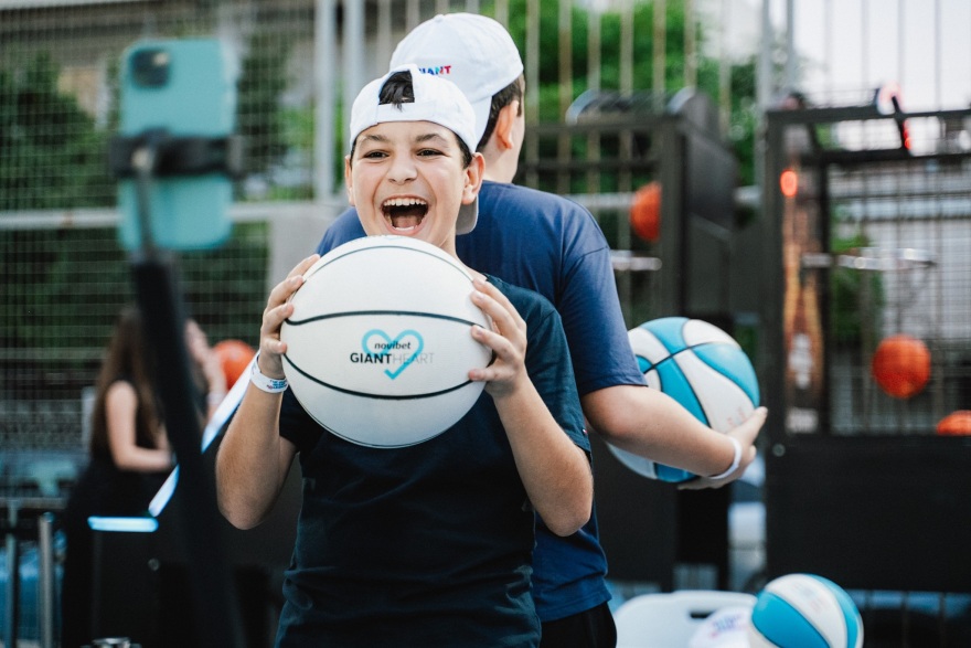 Το Giant Heart της Novibet φέρνει το μπάσκετ στον παλμό της πόλης