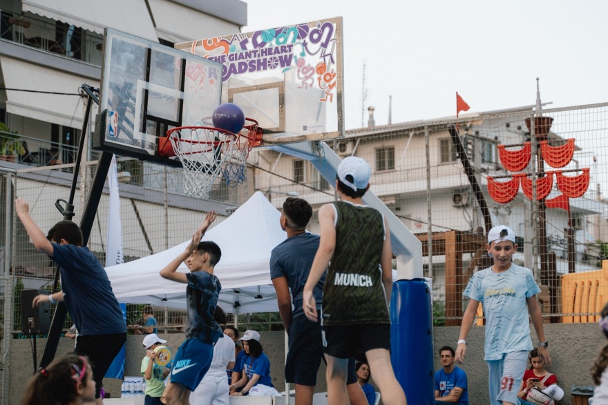 Το Giant Heart της Novibet φέρνει το μπάσκετ στον παλμό της πόλης