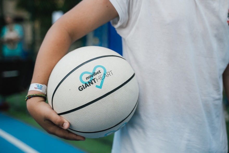 Το Giant Heart της Novibet φέρνει το μπάσκετ στον παλμό της πόλης